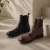 Estas botas Chelsea são feitas de couro de flor integral de alta qualidade, macio e confortável.. Eles apresentam um salto de espessura média, uma sola macia que os torna confortáveis de usar e são de cano curto, tornando-os perfeitos para o uso diário.