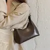 Bolso de media luna de nicho de alta gama para mujer, nuevo súper popular otoño e invierno 2026, bolso cruzado de lujo ligero para el día a día