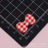 Accesorios de resina de gato KT con lazo de cuadros vintage, accesorios para el cabello DIY con pegamento cremoso, ligas para el cabello, pinzas para el cabello, zuecos, fundas para teléfono
