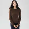 Elegante y minimalista, este suéter de punto de cachemira presenta un cuello sofisticado con adornos de pedrería.. Es una pieza versátil perfecta para el trabajo o el uso diario, y se puede usar como capa base