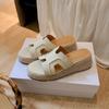 Seda de carretera con el mismo estilo ~ Muffin de paja de suela gruesa con tacón alto H chanclas para mujer de verano sandalias retro de tacón de cuña de punta abierta