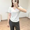 ¡Camiseta elegante de cuello en V estrecho, hombro normal! Tela de Lyocell, amigable con la piel, elegante, de manga corta, color liso, transpirable, top adelgazante