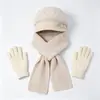 Conjunto de tres piezas para mujeres de mediana edad y mayores: gorro de punto grueso y cálido de otoño e invierno, gorra de béisbol de pelo de conejo, bufanda y guantes