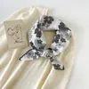 Bufanda Cuadrada Pequeña de Algodón Puro 70cm Transpirable Fresca Suave Artística Decorativa Bufanda de Seda Pequeña Primavera y Verano Versátil Bufanda Floral Mujer