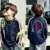 Roupa Infantil Meninos Desenho Animado Algodão Puro Manga Longa Camiseta Primavera e Outono Novo Estilo para Crianças Médias e Grandes 6-12 Estilo Coreano Camiseta Base com Três Listras