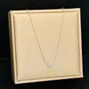 Novo Design 2025 Senso de Design Transfronteiriço Design Simples Colar de Ouro Colar com Pingente de Diamante de 6 Garras Feminino Verão Leve Luxo Clavícula
