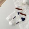 Calcetines finos y frescos de primavera y verano para mujer, de malla transpirable absorbente de sudor, con cara sonriente hueca y pequeños zapatos blancos.
