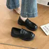 Mocasines de suela gruesa estilo universitario para mujer, 2026 piel marrón con hebilla, punta poco profunda, modernos y cómodos, estilo retro versátil