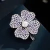 Broche de Trevo de Quatro Folhas de Luxo Leve e de Alta Qualidade Feito de Liga de Cobre com Zircônias Microincrustadas e Pérolas de Água Doce, Acessório de Moda para Roupas Femininas