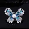 Estilo de Joyería Lujo Accesible Broche de Mariposa Microincrustado de Circonita Azul Accesorios de Lujo de Alta Gama para Chaqueta de Traje Perla de Agua Dulce