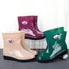 Botas de lluvia cortas de cuatro estaciones para mujer, botas de lluvia para adultos con forro de felpa, zapatos impermeables de moda, zapatos de goma antideslizantes de media caña para mujer, cubrebotas cálidos