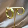Brincos Redondos Irregulares Estilo Europeu e Americano com Acabamento Escovado, Versáteis de Luxo Leve, Clipe de Orelha Minimalista de Nicho e Acessórios de Orelha