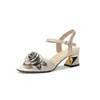 Sandalias de Verano para Mujer Chunshan Camelia de Tacón Alto 2026 Nuevo Correa Única Correa con Hebilla Piel de Vaca Blanquecino Versátil Cómodas Sandalias de Tacón Medio