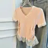 Camiseta de Manga Curta para Mulheres 2025 Verão Nova Popular Decote V Renda Design Costura Ombro Direito Slim Top Curto