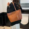 Bolsos de Gran Capacidad Europeos y Americanos para Mujer 2026 Nuevo Estilo Bolso de Hombro de Estudiante Universitario de Gama Alta Bolso Tote para Ropa de Trabajo de Mano