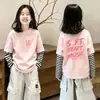 Camiseta de algodón de manga larga con cuello redondo y estampado de chica de dibujos animados, corte holgado, versátil, con rayas, imitación de dos piezas para niñas pequeñas