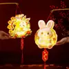 Durante o Festival do Meio Outono, crie uma atmosfera calorosa e aconchegante com lanternas artesanais DIY para uma experiência em família.. Estas novas lanternas portáteis são perfeitas para iluminar o céu noturno.