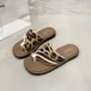 Sandálias Slip-On de Tamanho Grande e Solado Grosso para Mulheres, Novo Estilo Verão 2026, Adequadas para Usar com Saias, Sandálias de Estampa de Leopardo para Praia