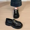 Mocasines populares de cuero suave estilo británico, nuevos zapatos slip-on otoño 2026 con suelas gruesas y puntera redonda, zapatos de vestir para mujer