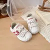 Zapatos para Niñas Zapatos Deportivos Infantiles 2026 Otoño Nuevo Estilo Zapatos de Tabla con Punta de Concha para Bebé Zapatos Casuales con Lunares Plateados