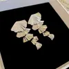 "Abalorio Floral de Perla" aretes de botón florales vintage con circonita y perla, aretes de lujo ligero de alta gama con un diseño único, aretes de nicho