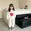 Nuevo conjunto lindo de comercio exterior para niños: Sudadera redonda con estampado de corazón y pantalones jogger a juego, conjunto de otoño para niñas, venta al por mayor