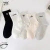 Meias infantis Yishuangshuang, novas meias de cano médio com formato de coração de desenho animado para outono e inverno, algodão penteado, meias estilo Miu com letras e rostos sorridentes para estudantes