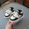 Tênis de Lona para Crianças Pequenas 2025 Primavera e Outono Novo Estilo Sapatos de Menina Sola Macia Casual para Meninos Antiderrapante Respirável Tênis Bebê