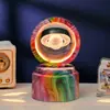 Bola de Cristal Transfronteiriça Base Giratória com Textura de Madeira Luminária Noturna Brilhante Lâmpada do Céu Estrelado 3D Decoração de Mesa Presente Criativo de Feriado