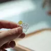 Anillo de Mariposa Esmaltada Zibo para Mujer Joyería de Vidrio Hecha a Mano Flor Eterna de Cristal Diseño de Nicho Regalo de Cumpleaños Mejor Amiga