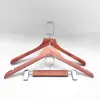 Colgador de Madera de Cedro Rojo Promocional sin Pintar y Set de Pinzas para Pantalones para Uso en Hogar y Hotel Colgador de Madera Maciza Antideslizante Fabricante Lote