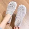 Sapatos de Pano Velho de Pequim, Chinelos da Mamãe, Sapatos Femininos, Novo Uso Externo de Verão, Sola Macia, Antiderrapante, para Idosos e Meia-Idade, Sandálias Fechadas