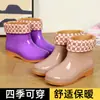 Botas de chuva femininas impermeáveis e antiderrapantes, modelos de cano médio e alto, sapatos de borracha para adultos, adequados para cozinha, com forro de algodão adicionado para aquecimento, adequados para trabalho e como meias-botas