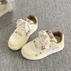 Sapatos Brancos de Couro com Aparência Sofisticada para Mulheres 2025 Outono Novos Versáteis Casuais Tênis Leves de Nicho Ins