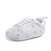 Nuevos zapatos deportivos de primavera y otoño con corazones y cinco estrellas para bebé y niño pequeño, suela suave, zapatos de ondas pequeñas, blanco, venta al por mayor 0813