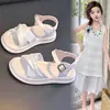 Nuevas Sandalias para Niñas de Una Hebilla Piel Suave Suela Suave Moda Versátil Tendencia Zapatos para Niñas Sandalias de Verano Huecas con Suela Gruesa