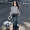Cardigã Xadrez Patchwork Elegante Moderno Individualista Manga Longa Conjunto de Duas Peças Calça Jeans Coelho Desenho Animado Fofo Meninas Primavera/Outono