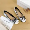 Sapatos femininos estilo francês de bolinhas com laço, bico redondo, que aumentam a altura, novos sapatos de balé versáteis primavera-verão 2026, sapatos femininos plus size