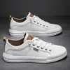 Zapatos para hombre 2023 nuevos de verano transpirables deportivos versátiles zapatos planos para hombre sin cordones casuales zapatos de cuero Zapatos de moda blancos