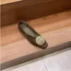 Zapatos de vestir planos de nuevo estilo 2026 con puntera fina, aumento interior de 20 mm, diseño adelgazante de punta cuadrada, modernos adornos metálicos de otoño