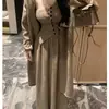 Estilo Outono e Inverno, Luxo Acessível, Jaqueta Cardigã Tricotada de Comprimento Médio, Conjunto de Três Peças com Top Tubo de Ombro Inclinado e Saia