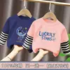 Camiseta de manga larga para niños, top de otoño, nuevo modelo 2026 para niños, algodón puro, estilo primavera y otoño, patchwork a rayas, imitación de dos piezas
