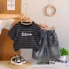 Traje de Verano para Bebé Niño 2025 Nuevo Estilo Ropa de Moda Rayada de Manga Corta para Niño Ropa Infantil Conjunto de Dos Piezas Moderno