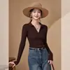Suéter de tricô marrom de manga longa slim fit para mulheres, novo modelo para o início do outono de 2026, com gola POLO, estilo acadêmico intelectual e toque texturizado