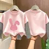Blusa infantil de algodão puro, novo estilo outono 2026, camisa para usar por baixo, camiseta de manga longa primavera e outono com design de peça dupla falsa