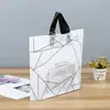 Bolsas de plástico para moda masculina Bolsas de mano Bolsas para empaque de regalo personalizadas Bolsas de compras translúcidas Mayoreo