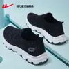 Zapatos sin cordones de tirar para hombres mayores, zapatos de malla transpirable verano 2026, zapatos de tela del viejo Pekín para hombres, zapatos para caminar para hombres