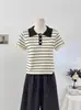 Top de Malha Color Block Listrado Gola Reversível Manga Curta Estilo College Coreano Verão 2026 Slim Fit Emagrecedor Curto Jovem