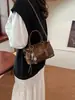Nova bolsa Boston de couro encerado retrô 2026 para mulheres, um design de ponta e único, versátil para usar na transversal ou na mão, uma bolsa estilo travesseiro elegante