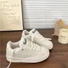 Tênis Feminino Leve de Primavera com Solado Grosso Aumentador de Altura Sapatos Esportivos Casuais Versáteis Tênis Branco para Estudante Novo Modelo 2025
